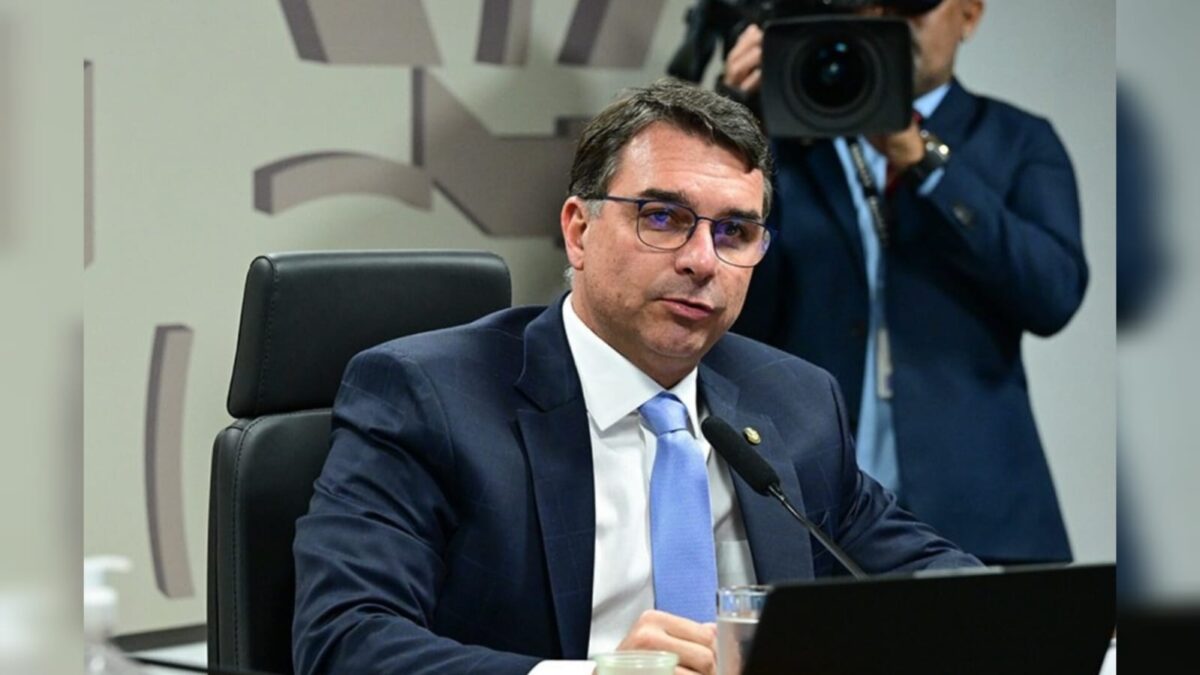 Flávio Bolsonaro: Brasil deve se curvar a Trump e lembrar do ataque ao Japão