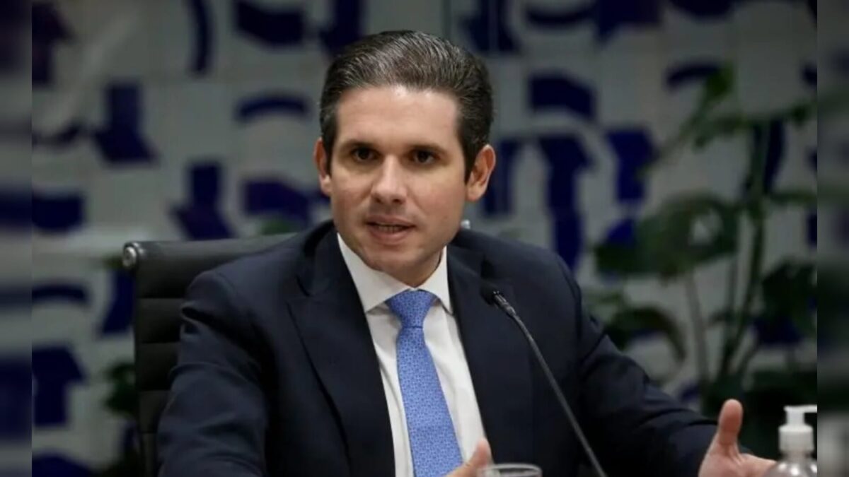 Presidente da Câmara dá bolo na imprensa e foge pela porta dos fundos
