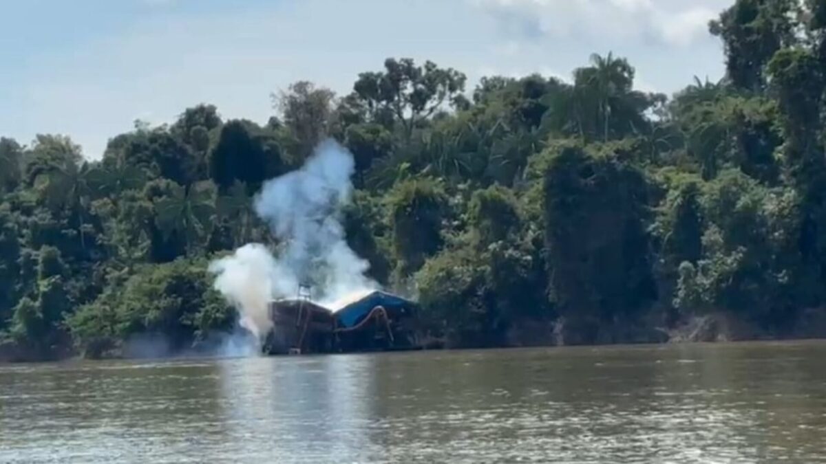 Garimpeiros tomam rios do Amazonas e operação destrói dragas