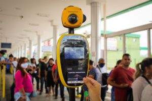 Justiça manda que ônibus em Manaus receba passagem em dinheiro