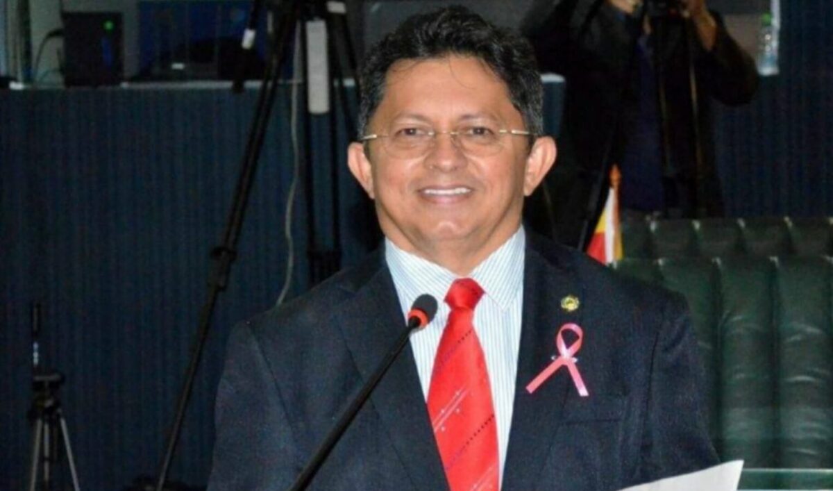 Sinésio Campos, atropela adversários, é reeleito presidente do PT-AM