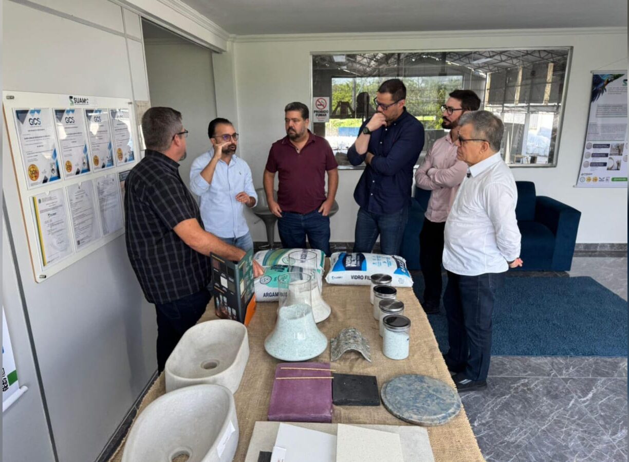 ZFM: empresa do PIM pioneira em reciclagem de vidro recebe visita da Suframa