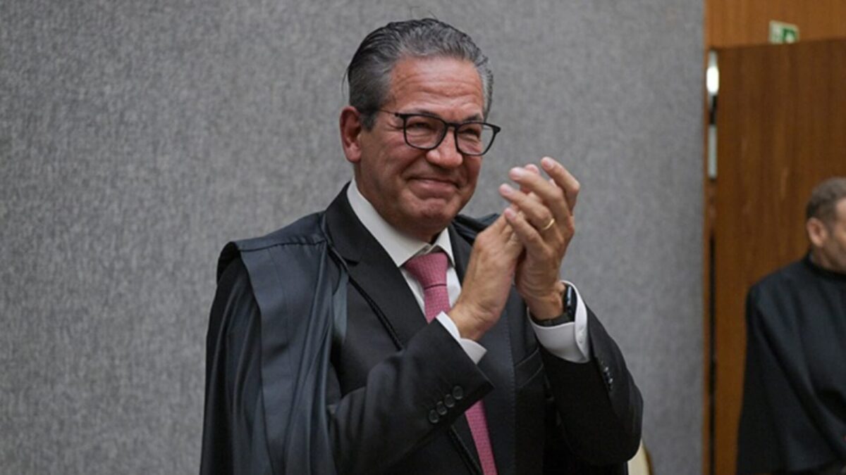 Ministro Campbell recebe medalha da ALE-AM em dia de beija-mão