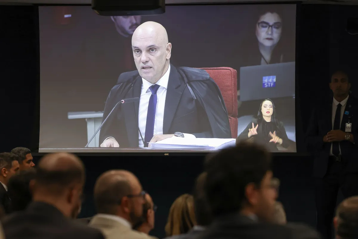 Pesquisa aponta que brasileiro está com Moraes na prisão de Bolsonaro