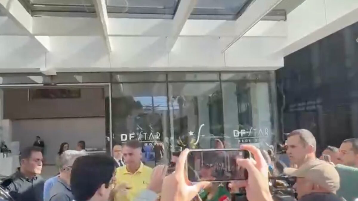 Bolsonaro deixa prisão para fazer exames em hospital