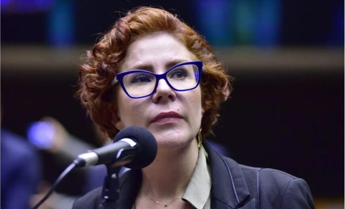 Advogado de Zambelli diz que deputada aceitaria cumprir pena no Brasil