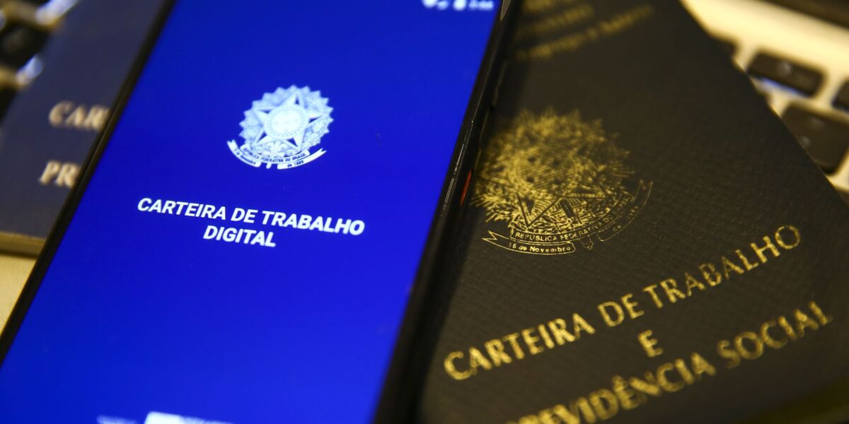 Emprego com CLT no país passa de 1,2 milhão no semestre, metade nos serviços