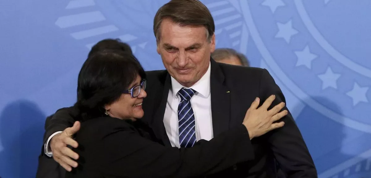 Damares visita Bolsonaro e veículo da senadora passa por vistoria