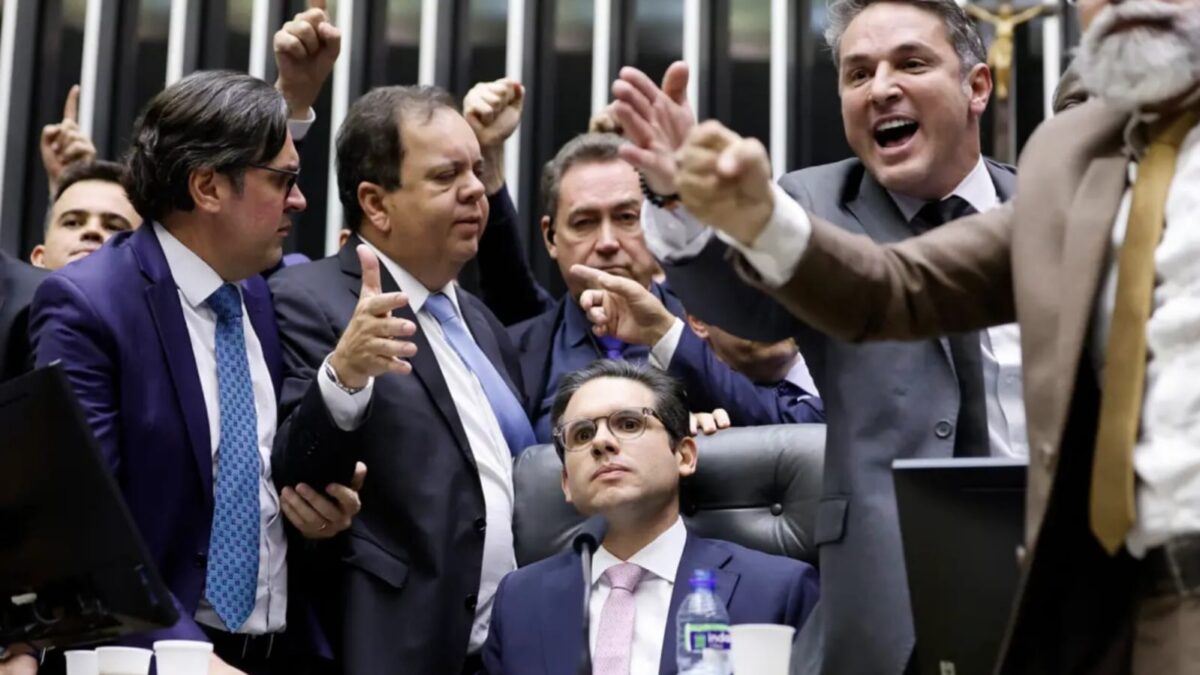 Aliados, Motta à frente, tentam manobra para salvar Bolsonaro