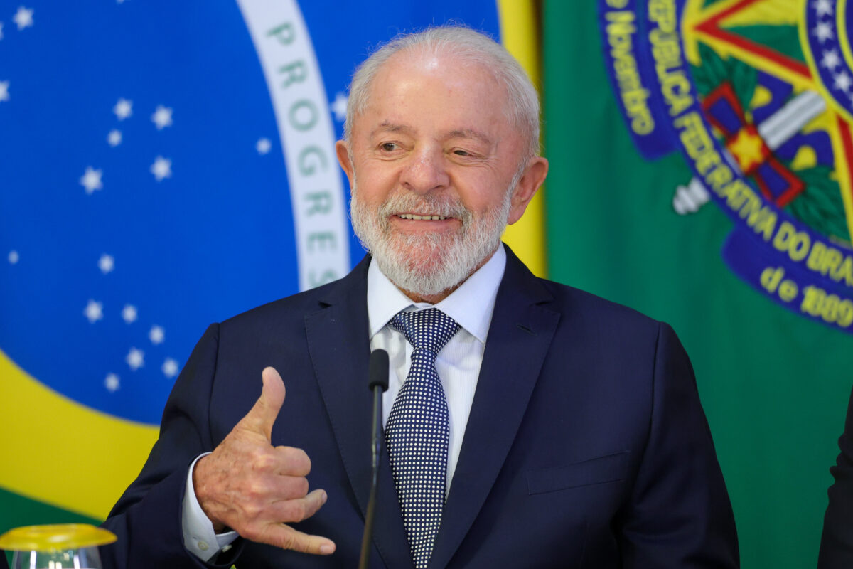 Lula sanciona isenção do IR para quem ganha até dois mínimos