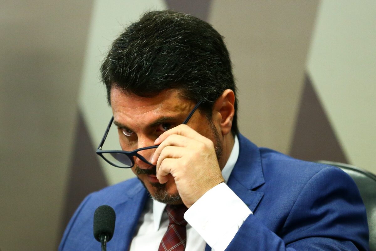 Do Val chega ao Brasil e é abordado pela PF para colocar tornozeleira eletrônica