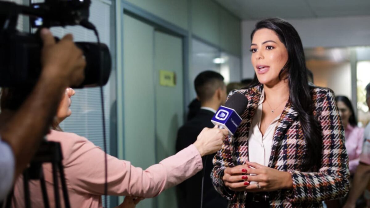 Mayra Dias cobra delegacias da mulher no Amazonas abertas 24 horas