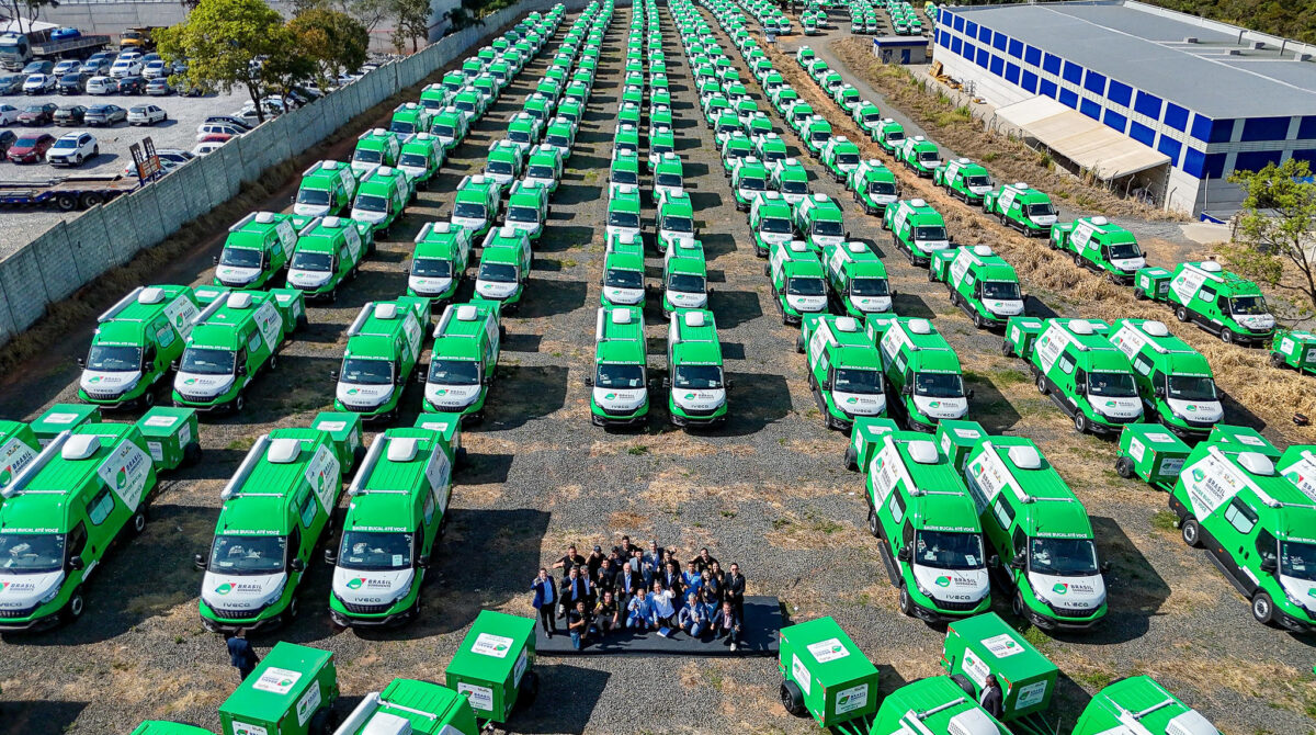 Amazonas recebe de Lula 27 unidades odontológicas móveis