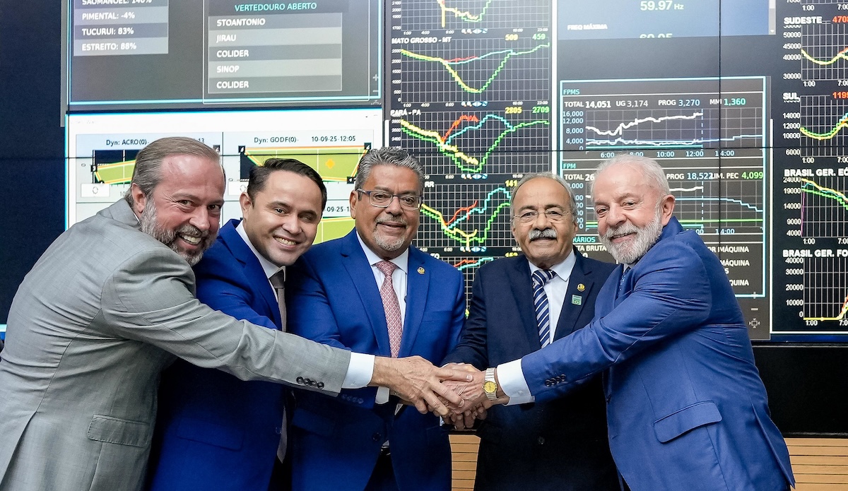 Palácio do Planalto Palácio do Planalto Seguir 10.09.2025 – Visita alusiva aos testes de energização da Linha de Transmissão Manaus-Boa Vista, realizada pelo Operador Nacional do Sistema Elétrico Presidente da República, Luiz Inácio Lula da Silva, durante visita aos testes de energização da Linha de Transmissão Manaus-Boa Vista, conduzidos pelo Operador Nacional do Sistema Elétrico. Setor de Indústrias e Abastecimento Sul, Guará – Brasília (DF). Foto: Ricardo Stuckert / PR