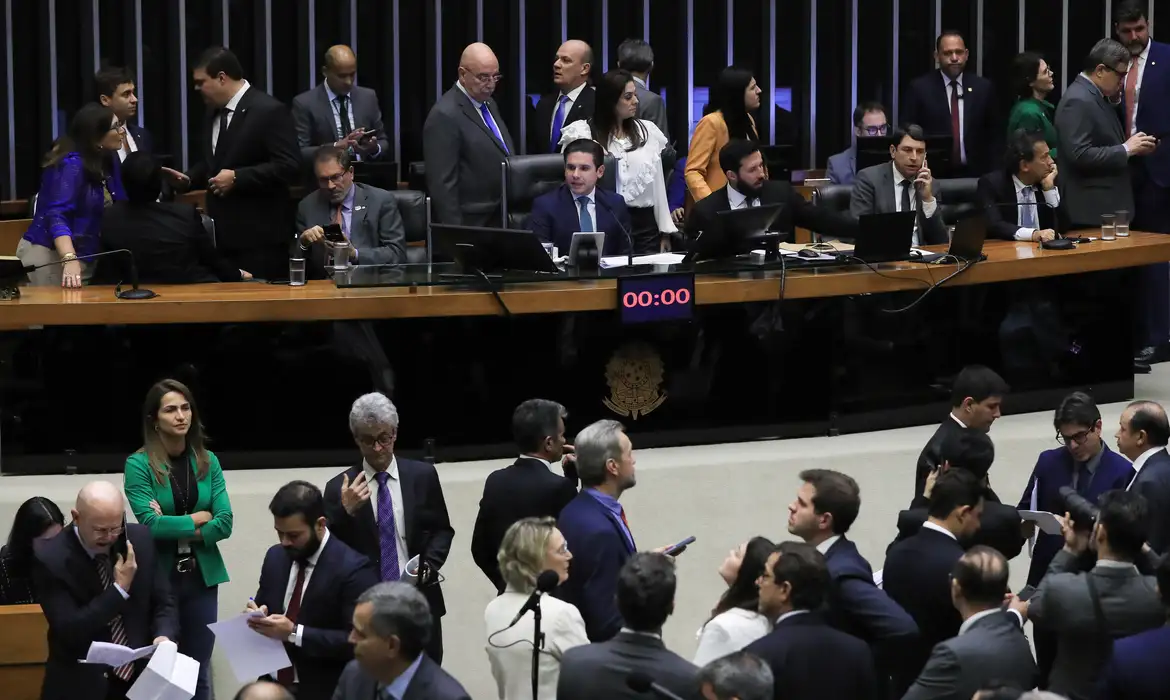 Pautas tóxicas da blindagem e anistia explodem reprovação de deputados