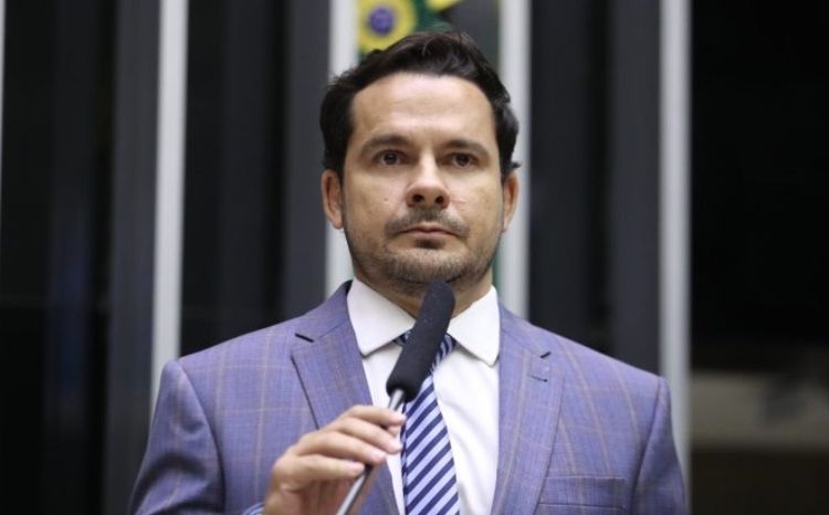 'Vitória do trabalhador', diz Alberto Neto sobre isenção do IR