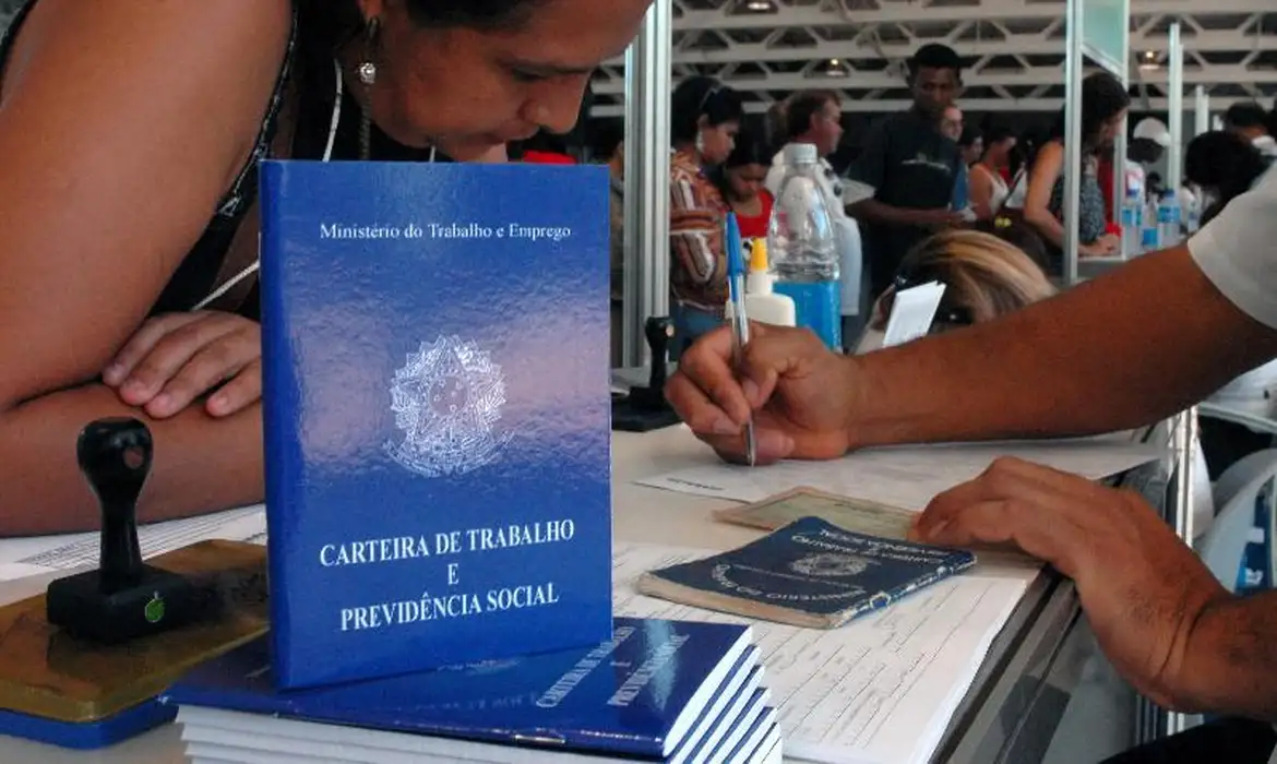 Brasil atinge pleno emprego histórico com taxa de desocupação em 5,2%