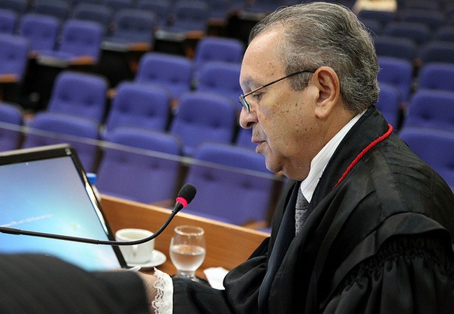 Justiça do AM manda prender desembargador aposentado por estupro