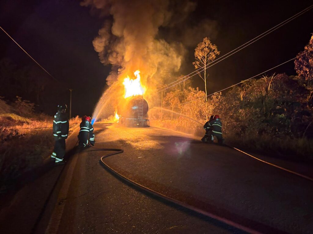 Incêndio na pista fecha BR-174 por 4 horas
