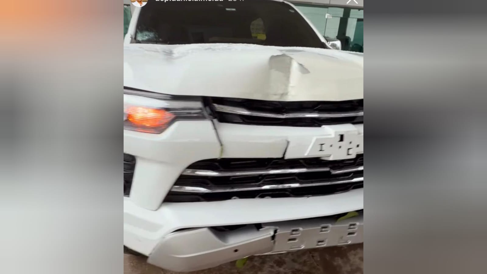 Carro de deputado roda na pista, sai da estrada e bate em muro na AM-070