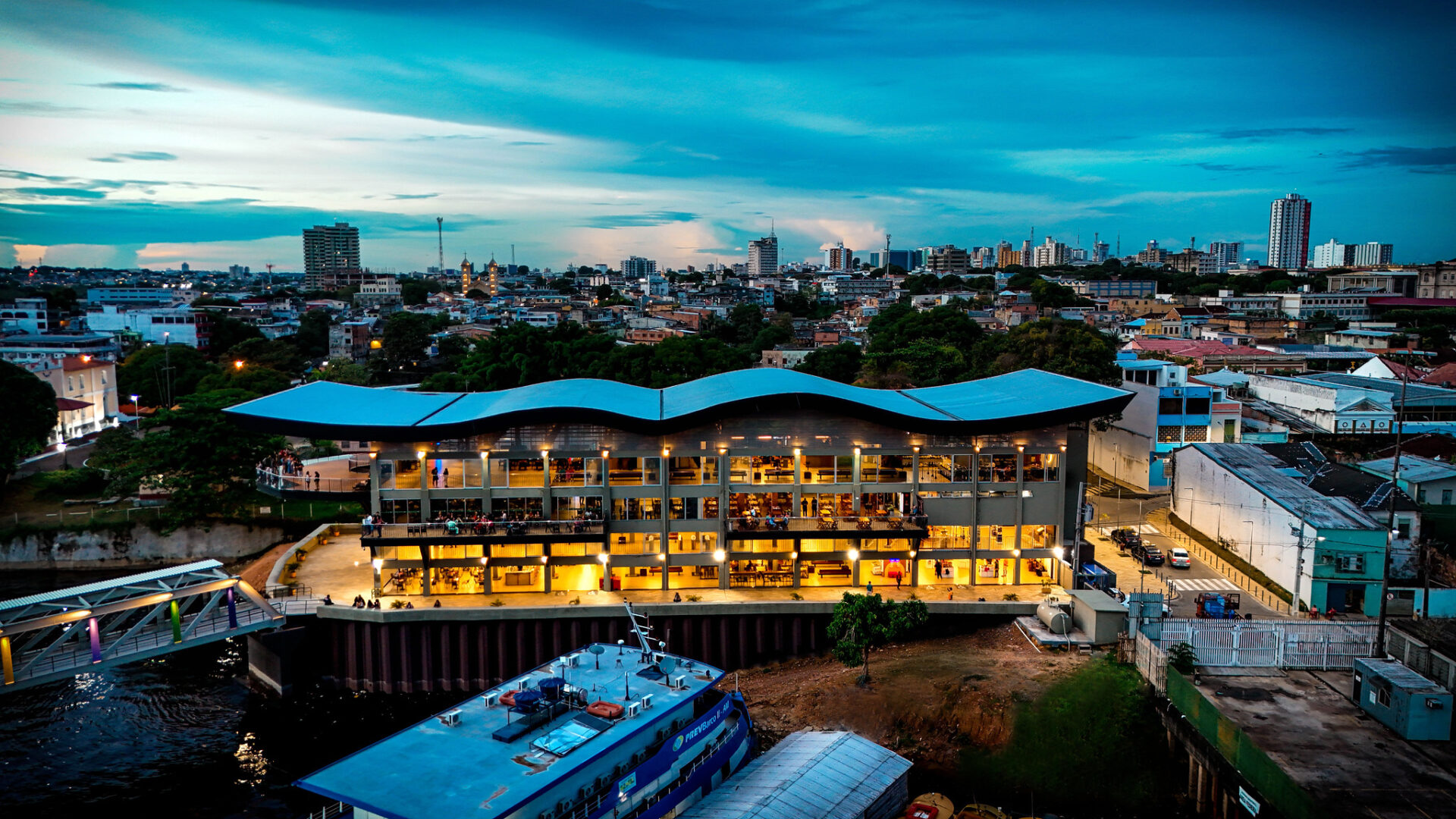 Turista ganha espaço no mirante de Manaus