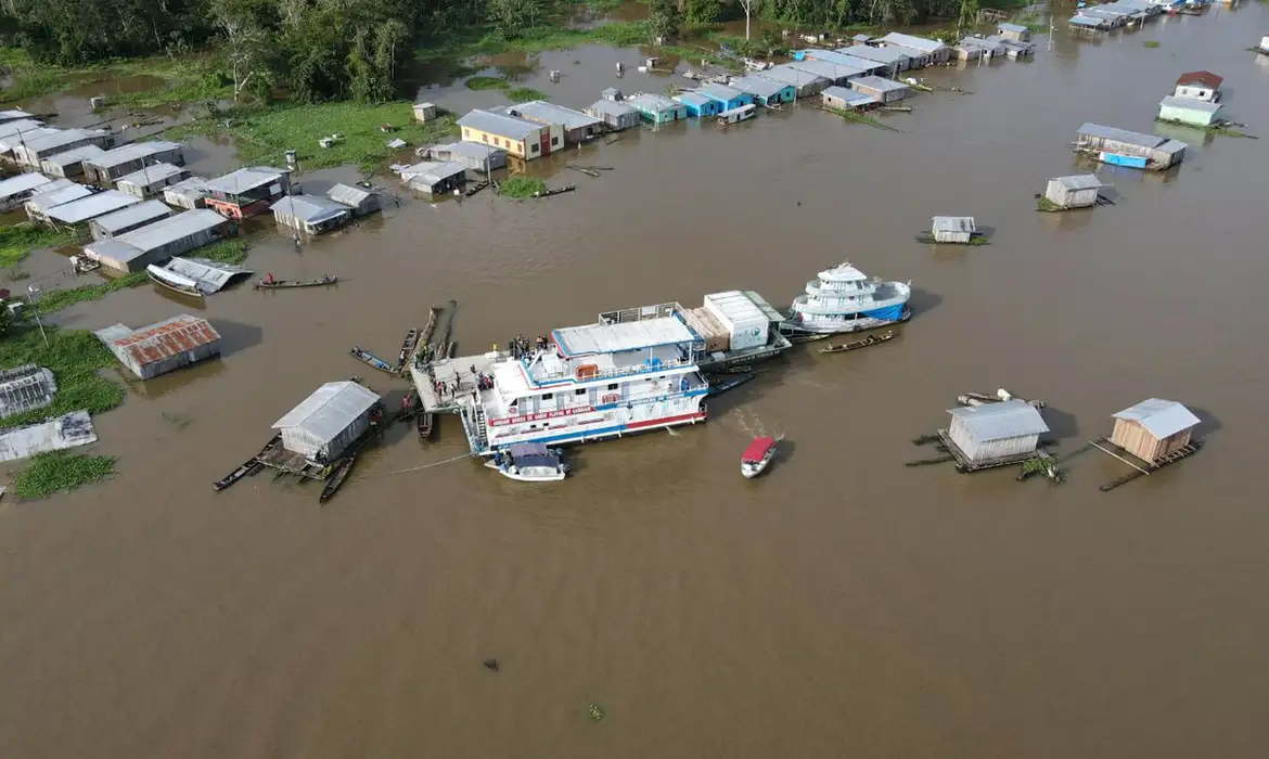 Enchente dos rios põe 22 municípios do Amazonas em emergência